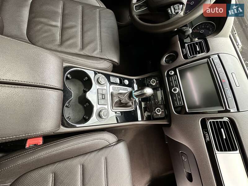 Позашляховик / Кросовер Volkswagen Touareg 2016 в Києві