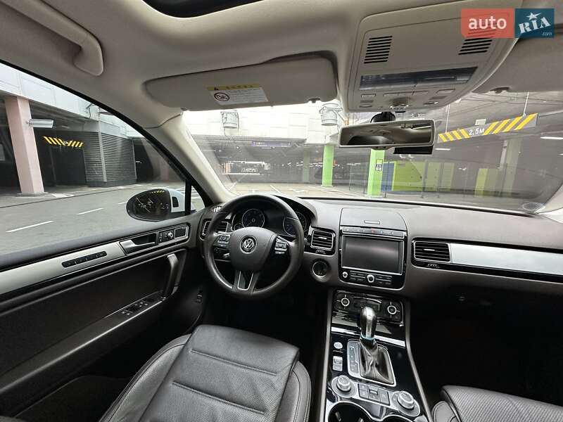 Позашляховик / Кросовер Volkswagen Touareg 2016 в Києві