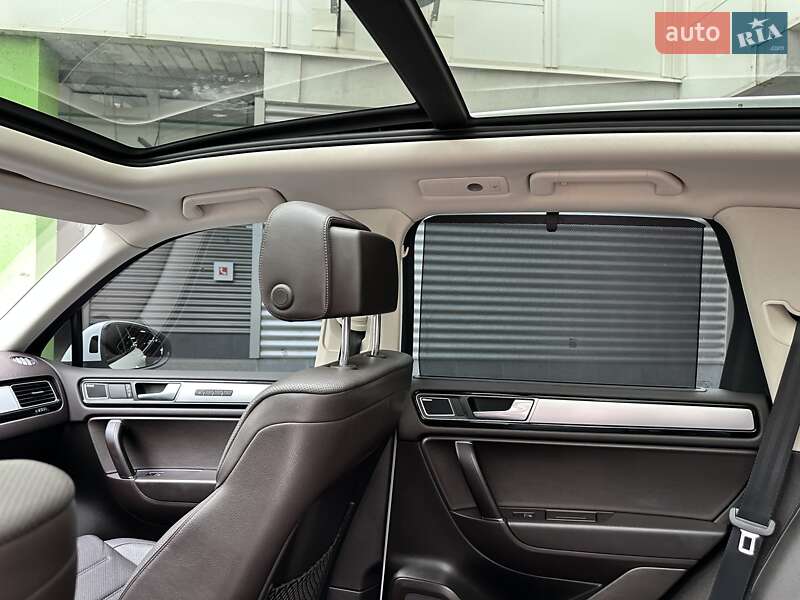 Позашляховик / Кросовер Volkswagen Touareg 2016 в Києві