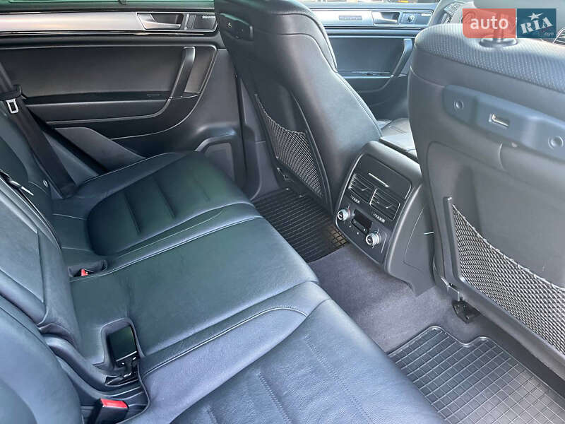 Позашляховик / Кросовер Volkswagen Touareg 2015 в Кривому Розі