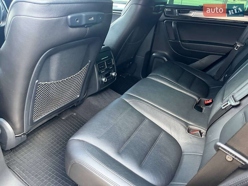 Позашляховик / Кросовер Volkswagen Touareg 2015 в Кривому Розі
