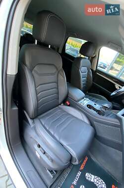 Внедорожник / Кроссовер Volkswagen Touareg 2019 в 