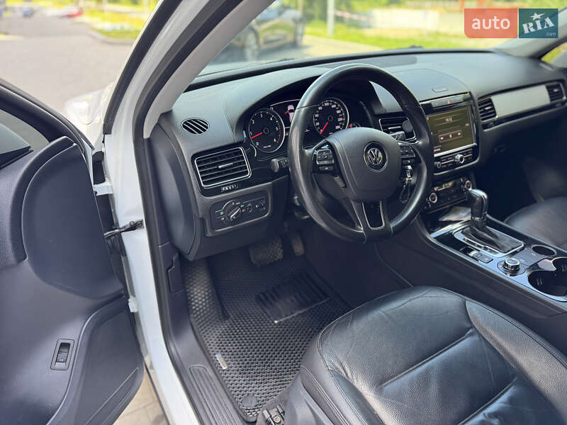 Внедорожник / Кроссовер Volkswagen Touareg 2013 в Львове