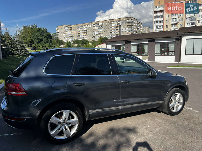 Внедорожник / Кроссовер Volkswagen Touareg 2012 в Ровно