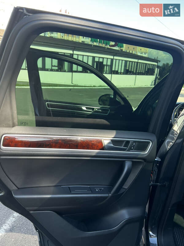 Внедорожник / Кроссовер Volkswagen Touareg 2012 в Ровно