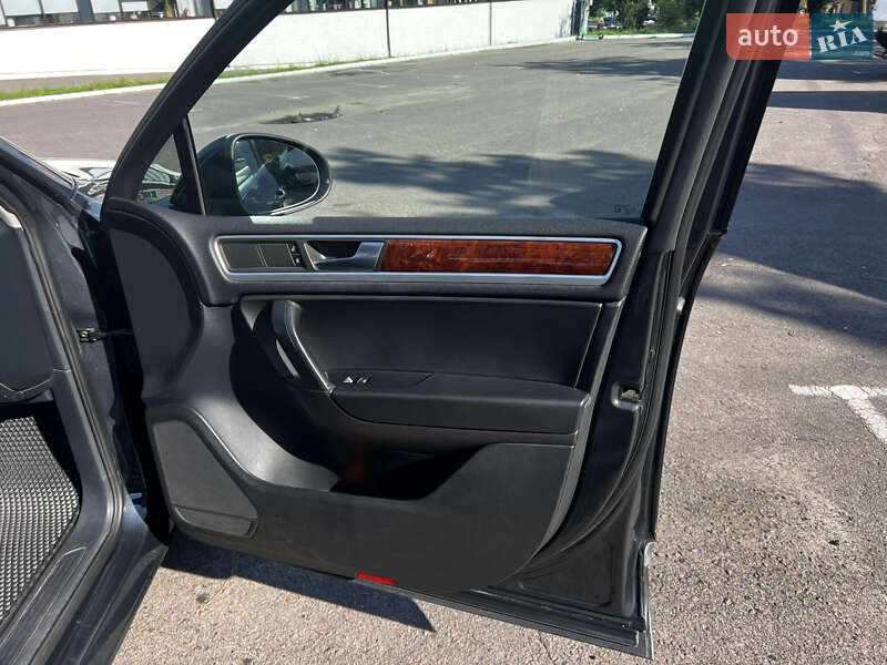 Внедорожник / Кроссовер Volkswagen Touareg 2012 в Ровно