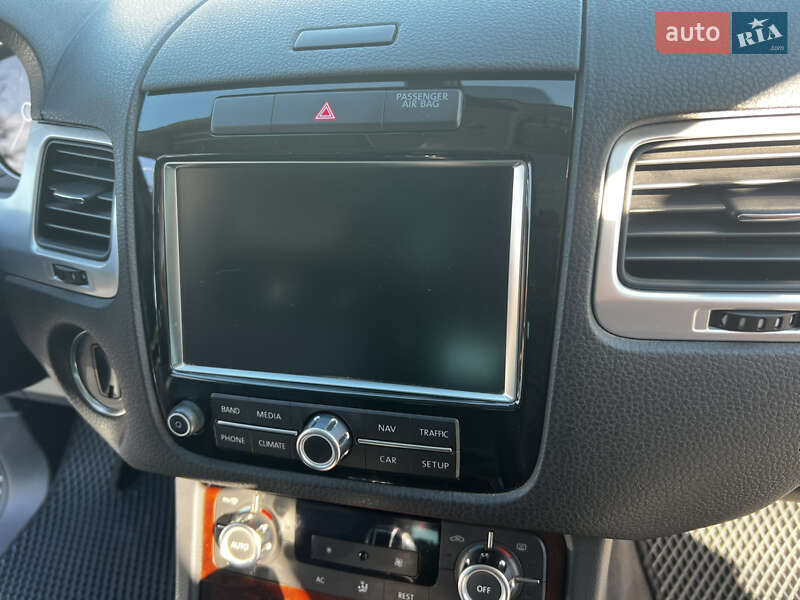 Внедорожник / Кроссовер Volkswagen Touareg 2012 в Ровно