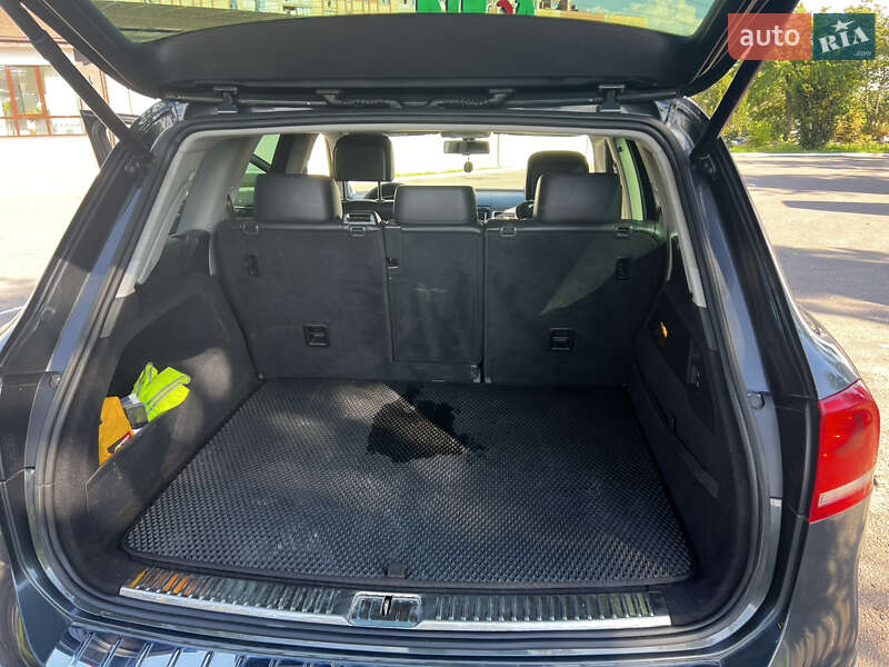 Внедорожник / Кроссовер Volkswagen Touareg 2012 в Ровно