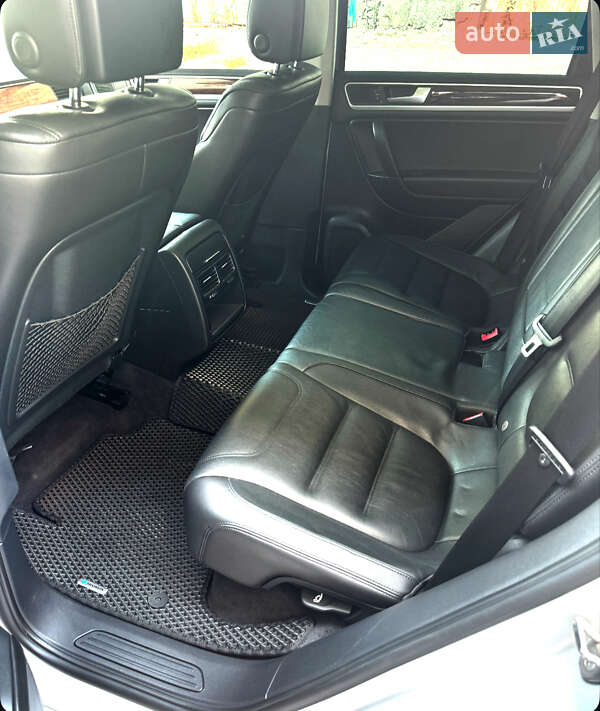 Внедорожник / Кроссовер Volkswagen Touareg 2012 в Черновцах