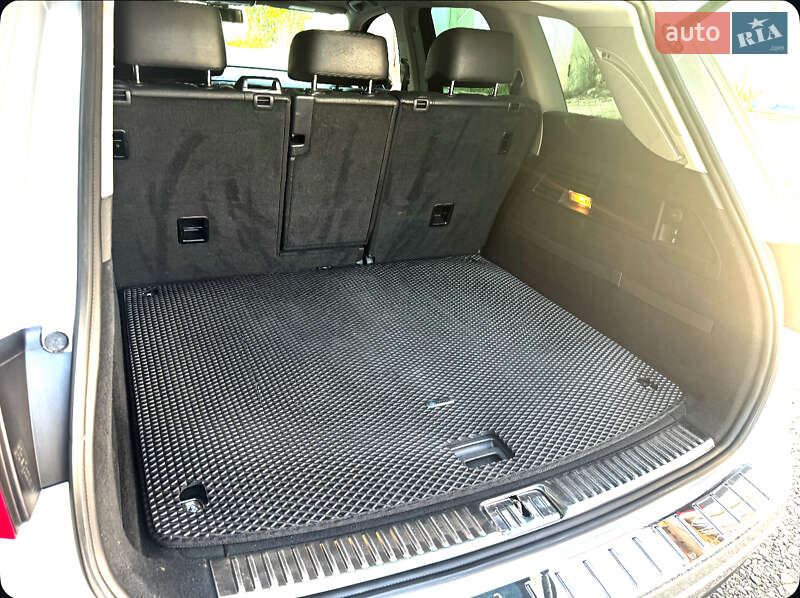 Внедорожник / Кроссовер Volkswagen Touareg 2012 в Черновцах
