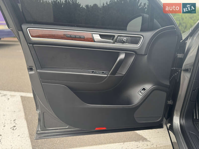 Позашляховик / Кросовер Volkswagen Touareg 2013 в Києві