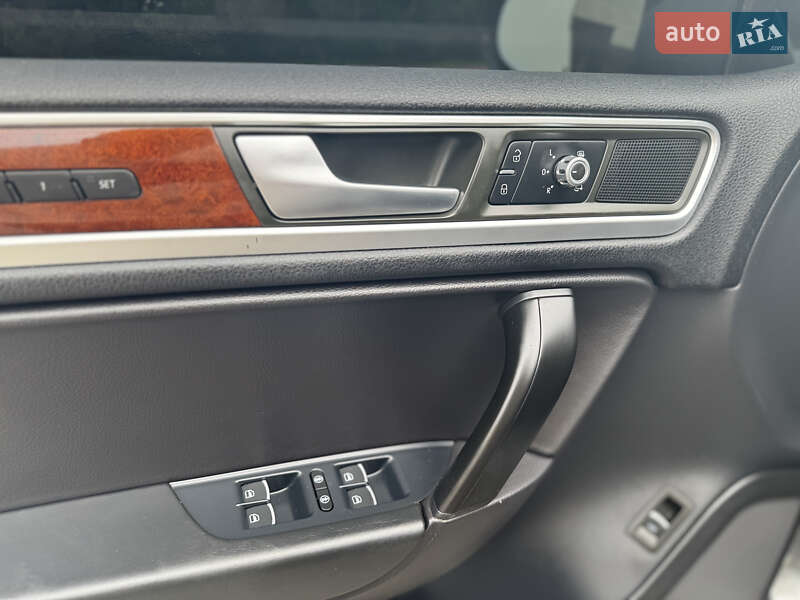 Позашляховик / Кросовер Volkswagen Touareg 2013 в Києві
