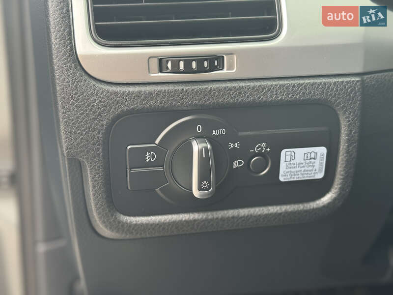 Позашляховик / Кросовер Volkswagen Touareg 2013 в Києві