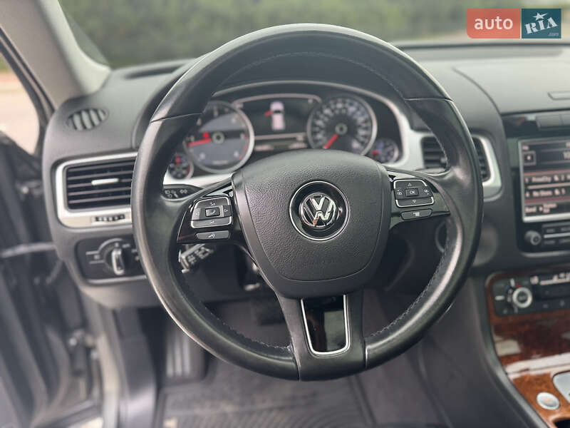 Позашляховик / Кросовер Volkswagen Touareg 2013 в Києві