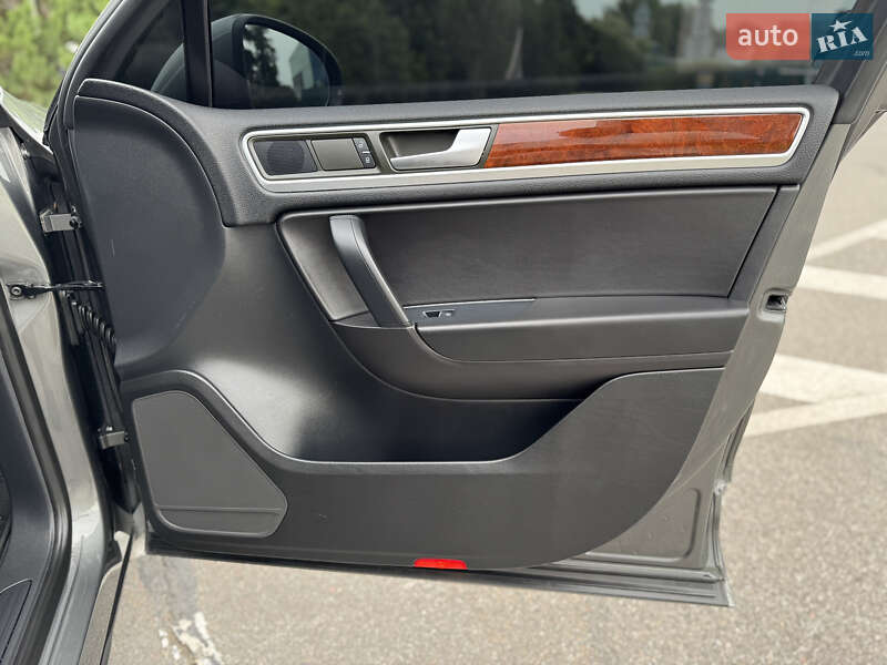 Позашляховик / Кросовер Volkswagen Touareg 2013 в Києві