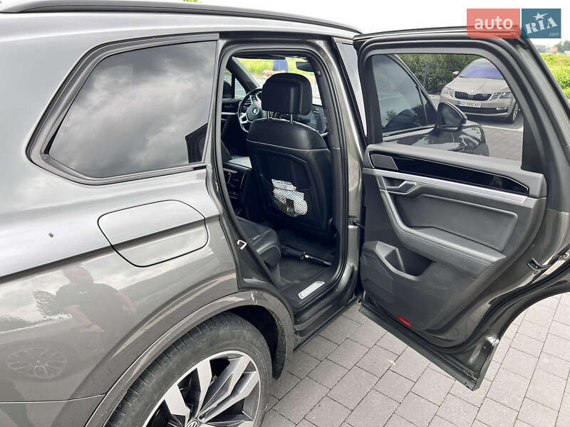 Позашляховик / Кросовер Volkswagen Touareg 2019 в Мукачевому
