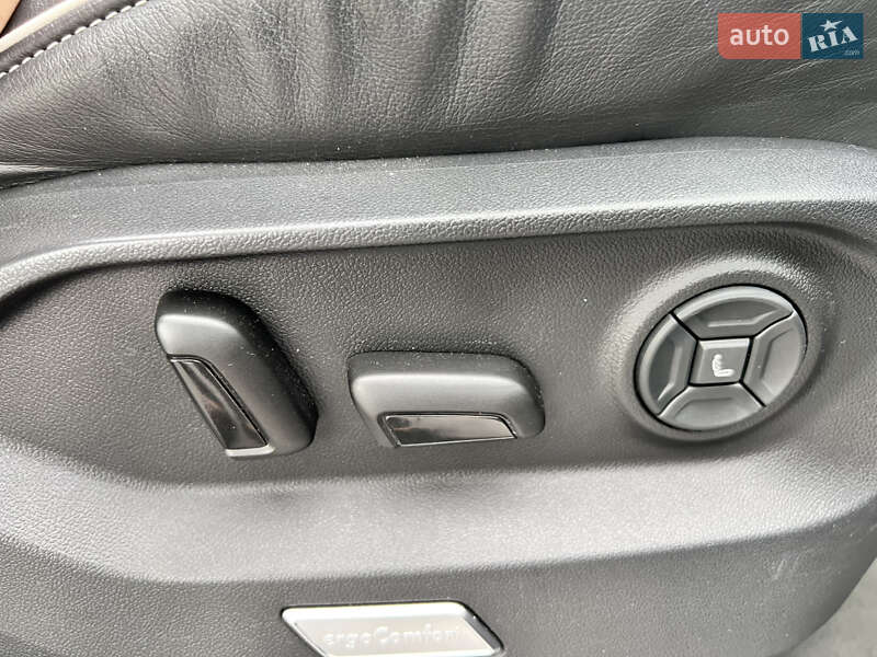 Позашляховик / Кросовер Volkswagen Touareg 2019 в Мукачевому
