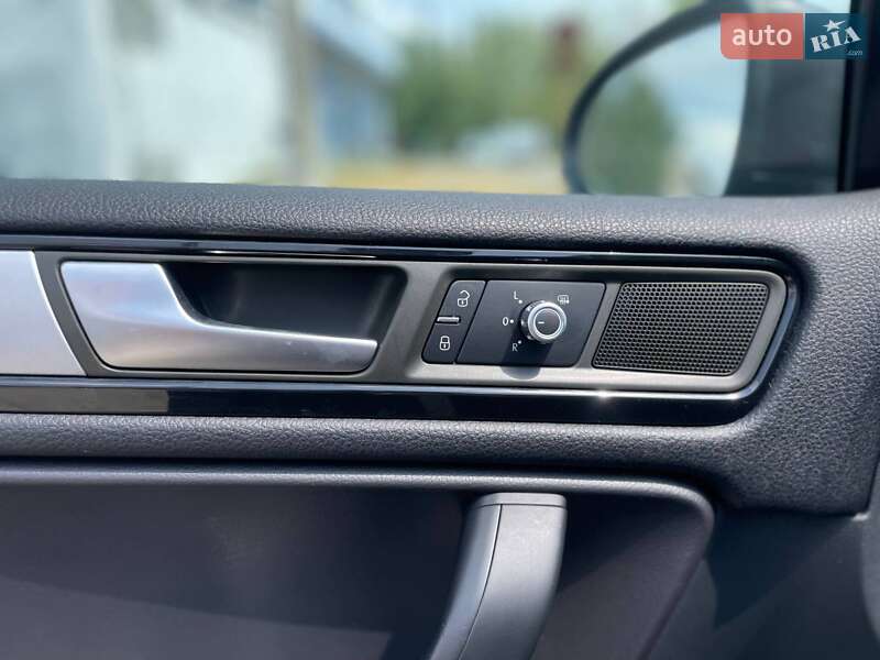 Позашляховик / Кросовер Volkswagen Touareg 2012 в Миколаєві