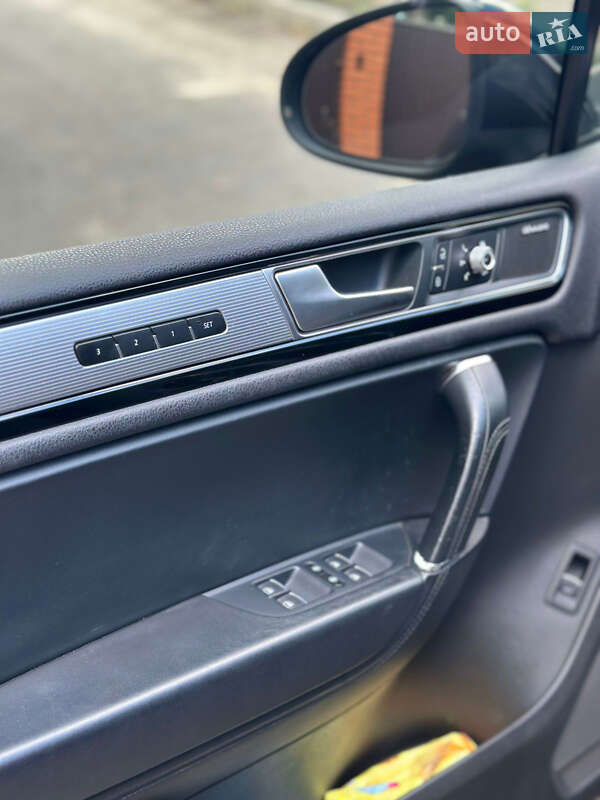 Внедорожник / Кроссовер Volkswagen Touareg 2016 в Киеве