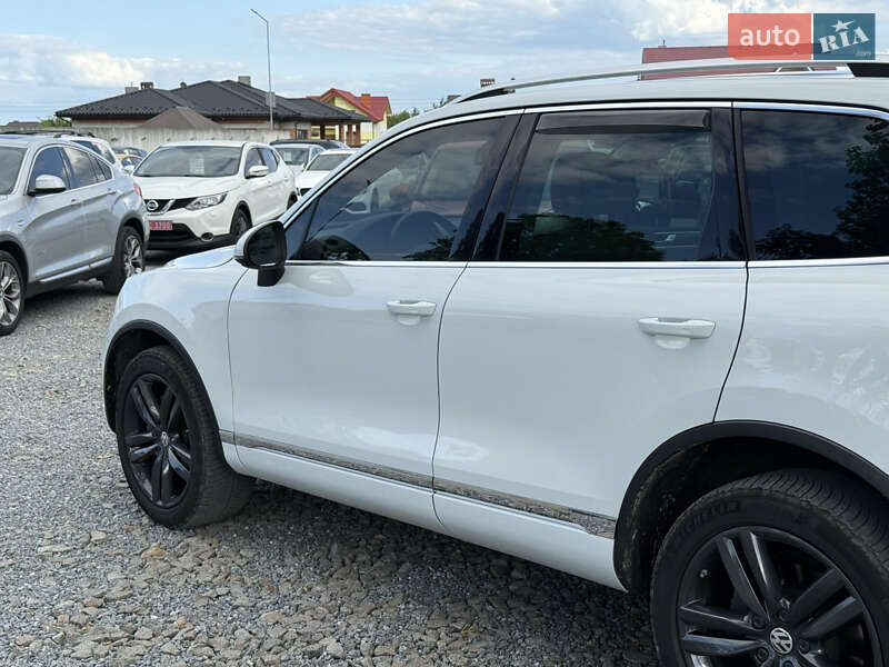 Позашляховик / Кросовер Volkswagen Touareg 2012 в Стрию