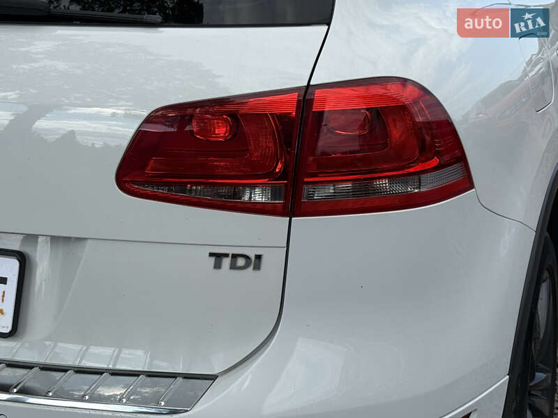 Позашляховик / Кросовер Volkswagen Touareg 2012 в Стрию