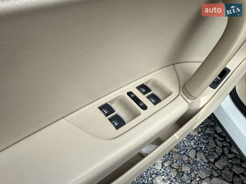 Позашляховик / Кросовер Volkswagen Touareg 2012 в Стрию