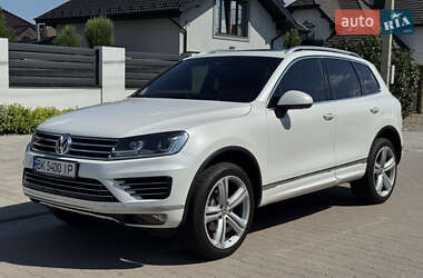 Позашляховик / Кросовер Volkswagen Touareg 2016 в Рівному