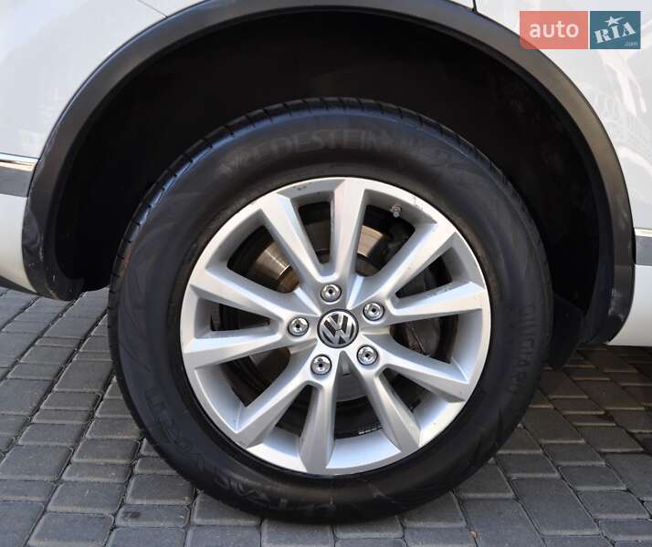 Внедорожник / Кроссовер Volkswagen Touareg 2016 в Одессе