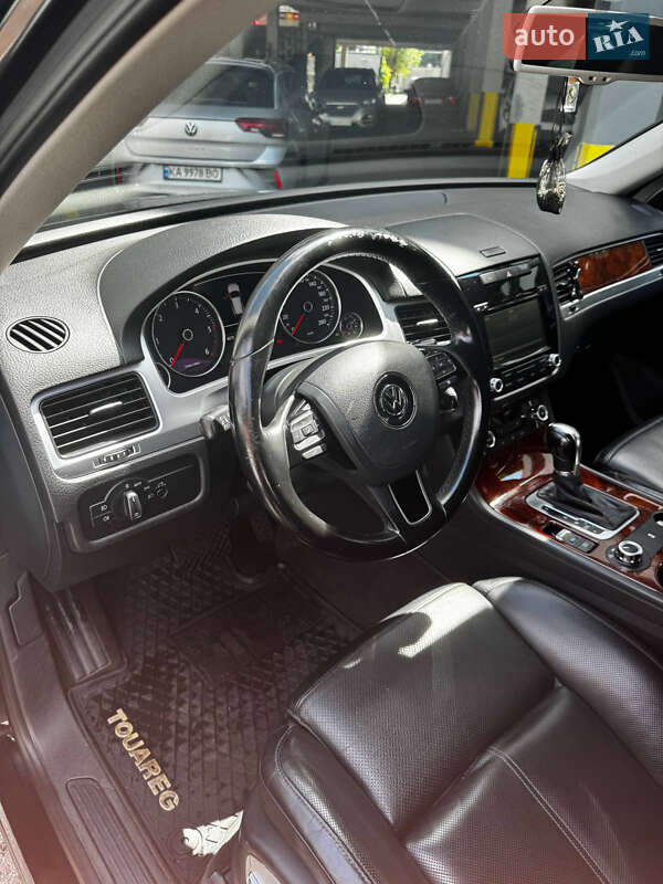 Внедорожник / Кроссовер Volkswagen Touareg 2014 в Киеве