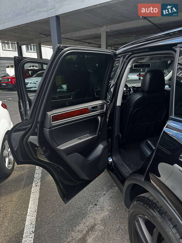 Внедорожник / Кроссовер Volkswagen Touareg 2014 в Киеве