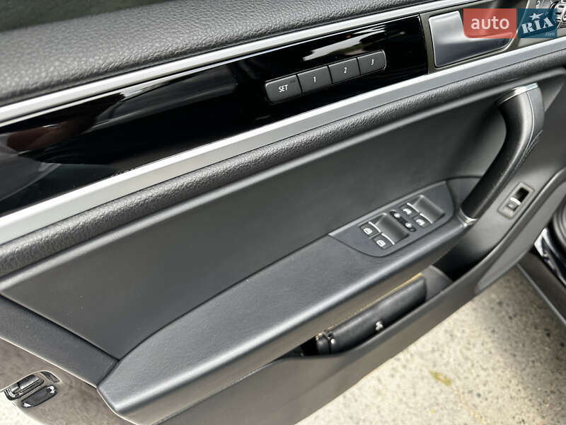 Внедорожник / Кроссовер Volkswagen Touareg 2012 в Днепре