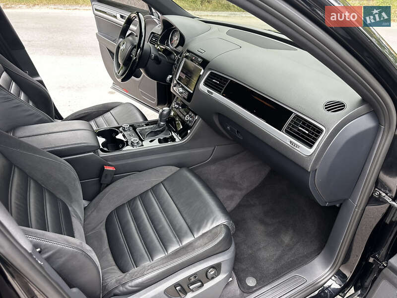 Внедорожник / Кроссовер Volkswagen Touareg 2012 в Днепре