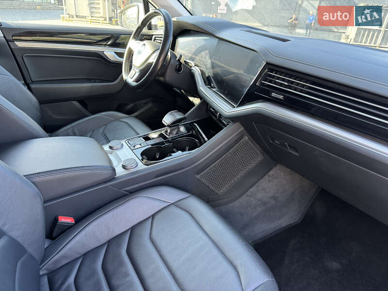 Внедорожник / Кроссовер Volkswagen Touareg 2019 в Тячеве