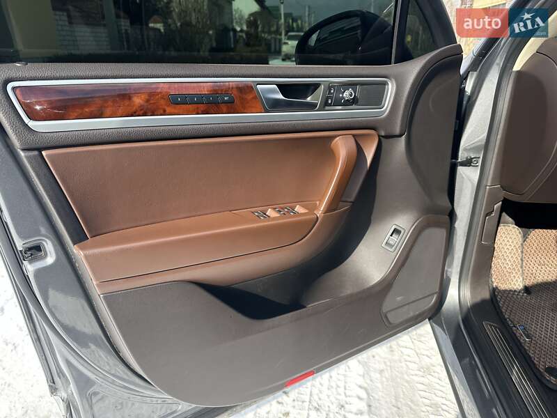 Позашляховик / Кросовер Volkswagen Touareg 2012 в Кропивницькому