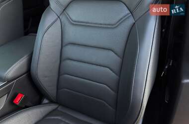 Внедорожник / Кроссовер Volkswagen Touareg 2022 в 