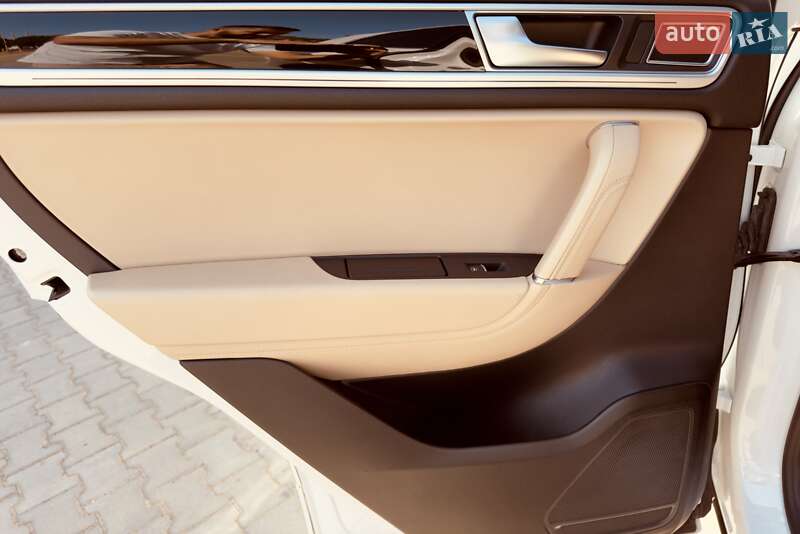 Позашляховик / Кросовер Volkswagen Touareg 2016 в Одесі