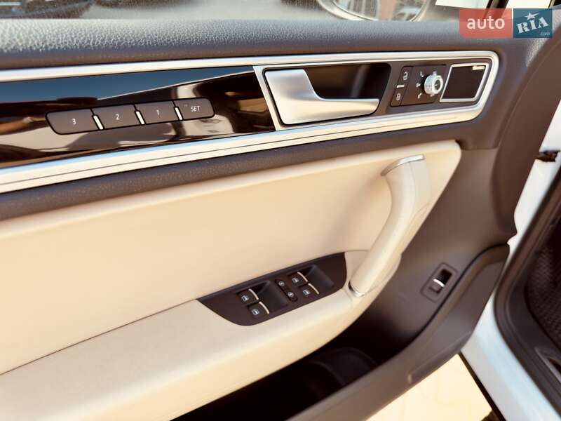 Позашляховик / Кросовер Volkswagen Touareg 2016 в Одесі