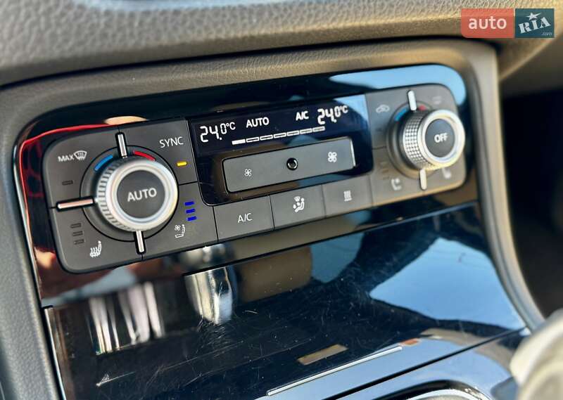 Позашляховик / Кросовер Volkswagen Touareg 2016 в Одесі