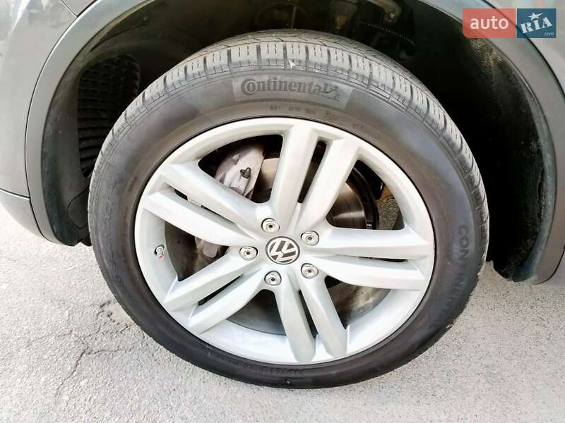 Позашляховик / Кросовер Volkswagen Touareg 2011 в Хусті