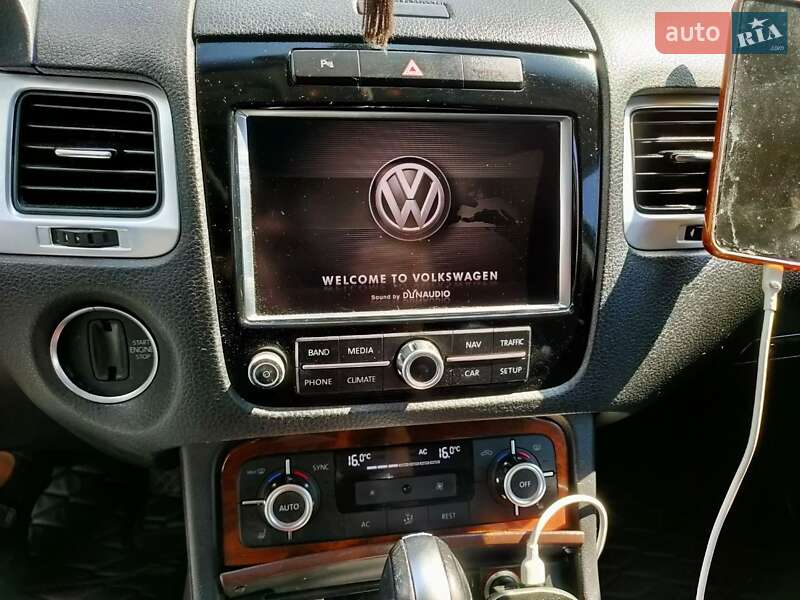 Позашляховик / Кросовер Volkswagen Touareg 2011 в Хусті