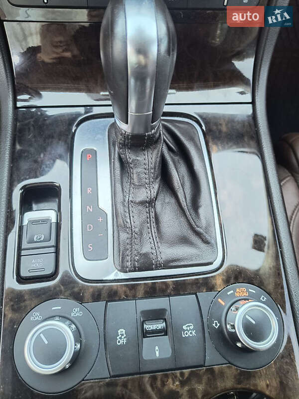 Внедорожник / Кроссовер Volkswagen Touareg 2012 в Павлограде