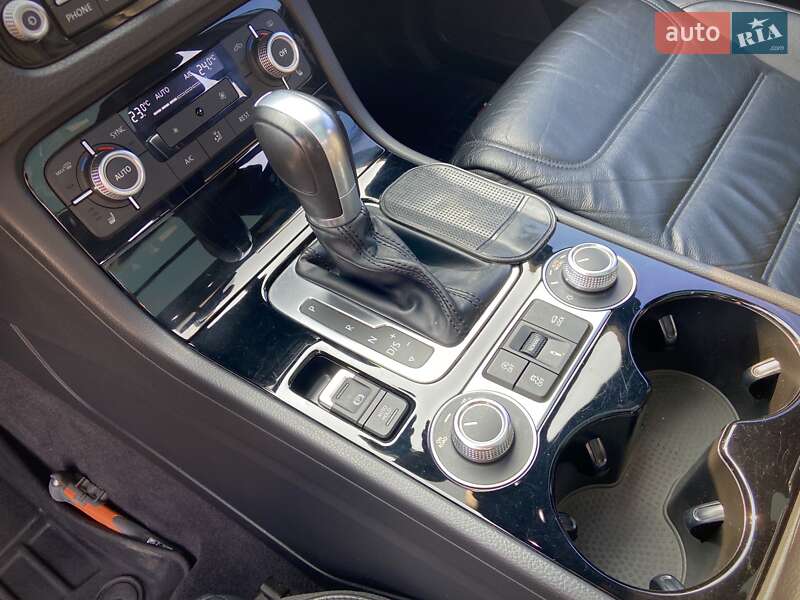 Позашляховик / Кросовер Volkswagen Touareg 2015 в Дніпрі