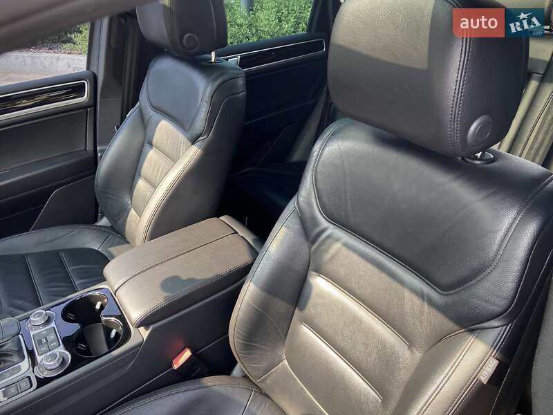 Позашляховик / Кросовер Volkswagen Touareg 2015 в Дніпрі