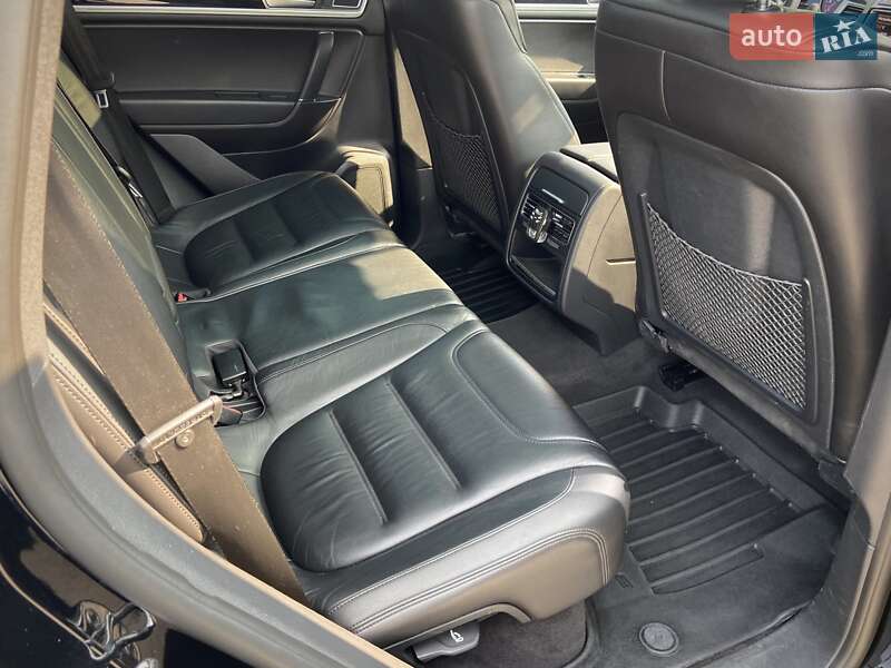 Позашляховик / Кросовер Volkswagen Touareg 2015 в Дніпрі