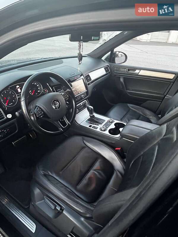 Внедорожник / Кроссовер Volkswagen Touareg 2014 в Ровно