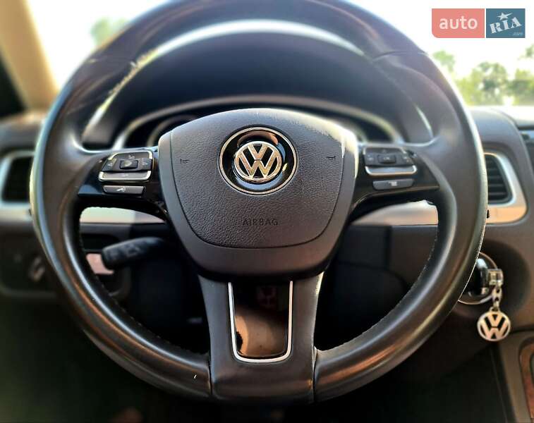 Позашляховик / Кросовер Volkswagen Touareg 2013 в Києві