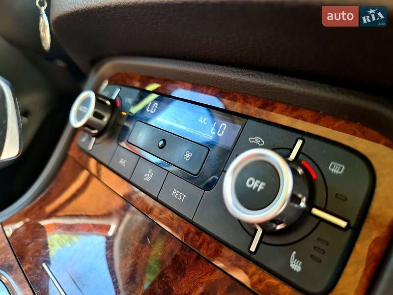 Позашляховик / Кросовер Volkswagen Touareg 2013 в Києві