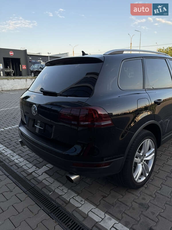 Позашляховик / Кросовер Volkswagen Touareg 2012 в Чернівцях