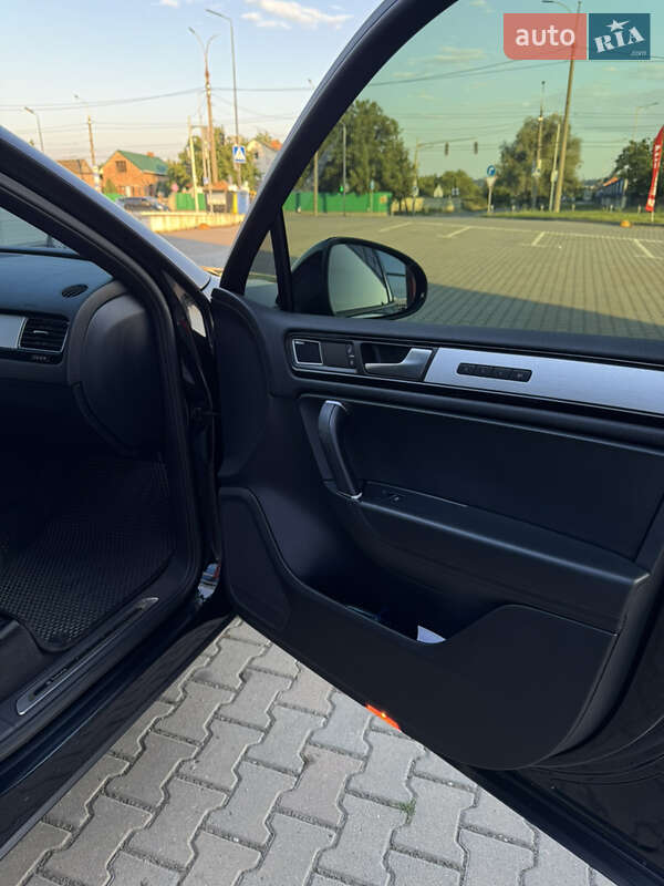 Позашляховик / Кросовер Volkswagen Touareg 2012 в Чернівцях