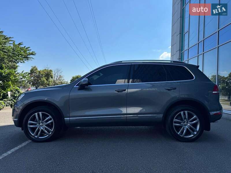 Позашляховик / Кросовер Volkswagen Touareg 2014 в Дніпрі